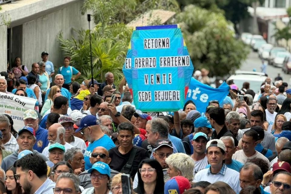 Vente reabre su sede en Caracas con promesas del «pronto» retorno de María Corina Machado

Vente reabre su sede en Caracas con promesas del «pronto» retorno de María Corina Machado
 centrovenezolanos.com/vente-reabre-s… 
InfoVenezolanos