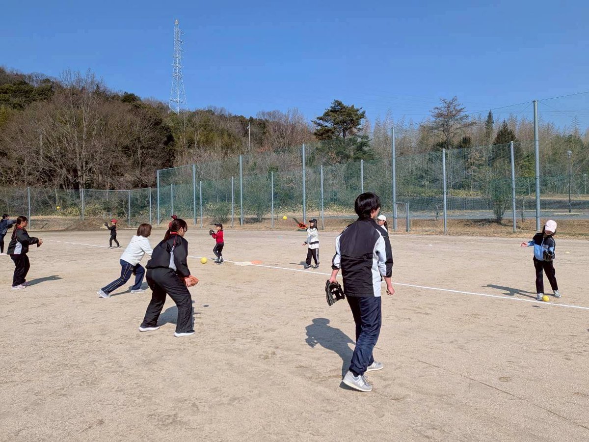 husb9lady's tweet photo. 【第2回　小学生対象ソフトボール教室】
先日3/21（土）に、小学生対象のソフトボール教室を開催しました。
小学1〜6年生の計8人が参加してくれました。
みんな楽しそうにソフトボールをしていて、しかもみんな上手で、私たちもとても嬉しかったし、楽しかったです。

 #広大ソフト部 https://t.co/rJgMl26R5l