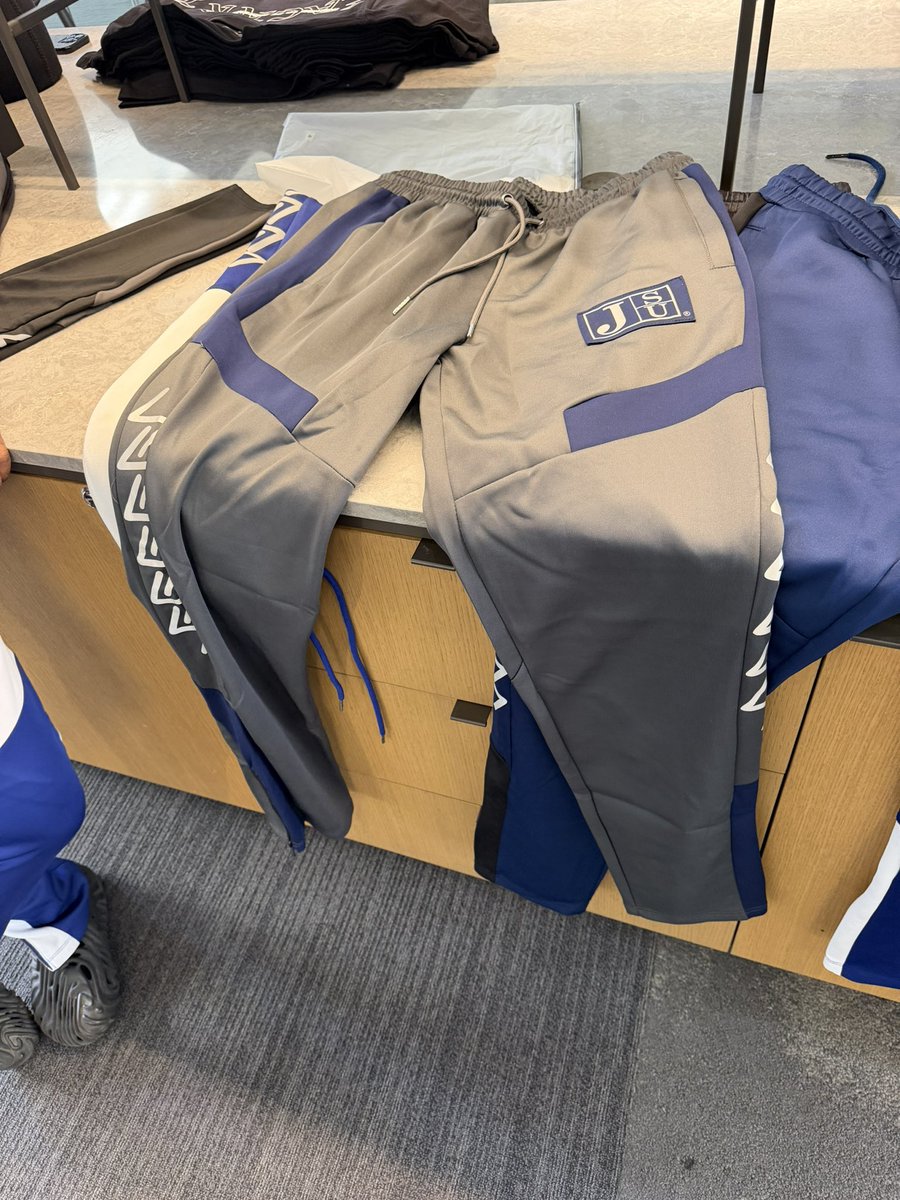 BleedTheeBlue tweet media