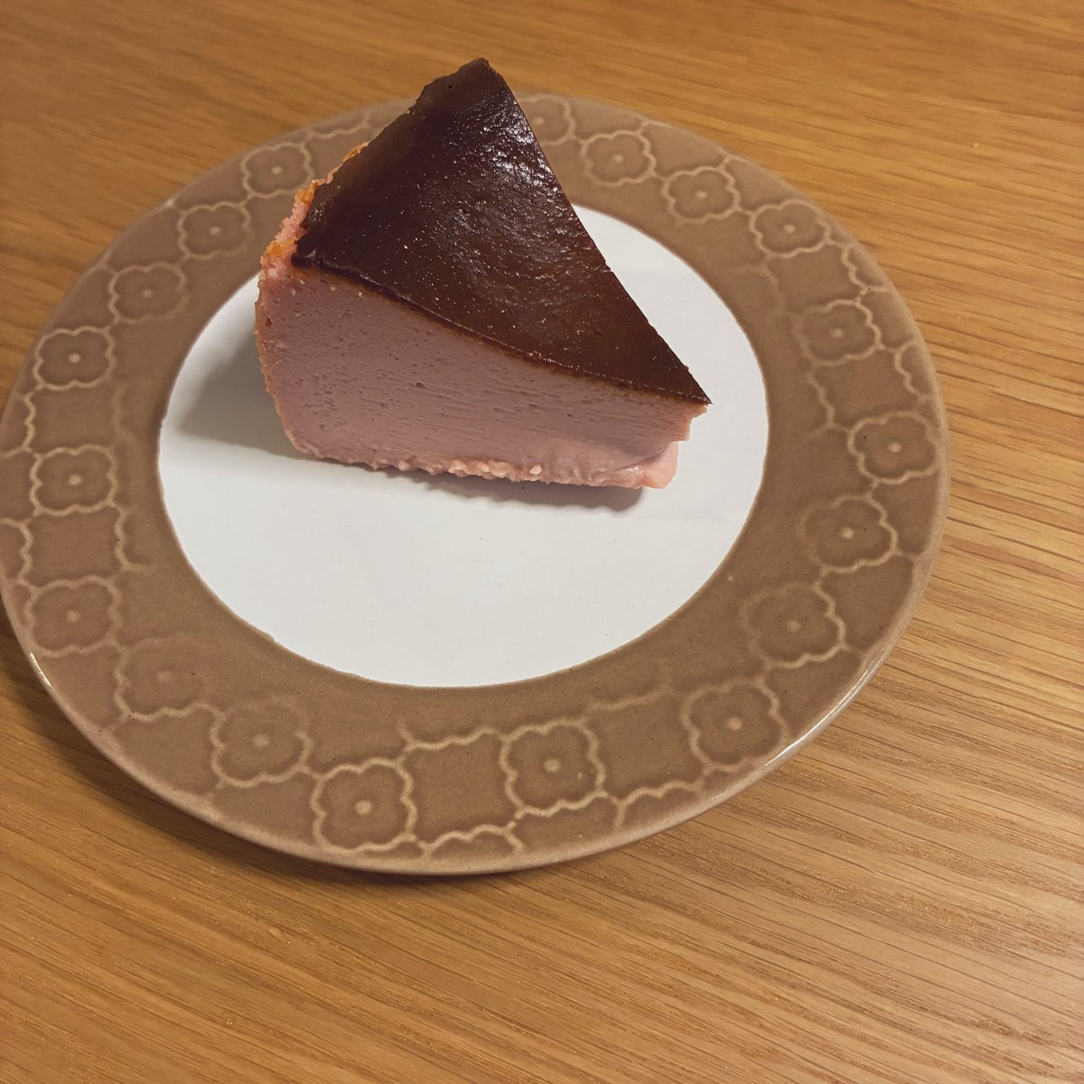 mmry_eo's tweet photo. いつもの大好きなバスチーやさん！
まさかの桜フレーバーがあるとのことでｳｯｷｳｷ🥰生地にも桜白あんが混ざっているとのことで、舌触りは若干ざらざら。
クリームチーズのまろやかな味わいと桜の香り、白あんのねっとりした甘さが相まって最高〜🌸好きなもの✖️好きなものの最強コンビでした☺️ https://t.co/gdN8NOi6E6
