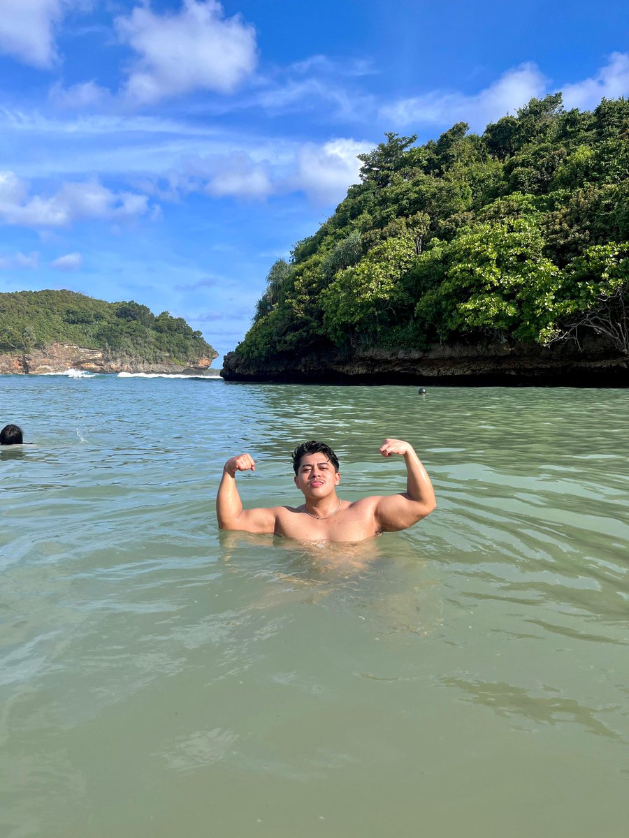 notyourbussines tweet media