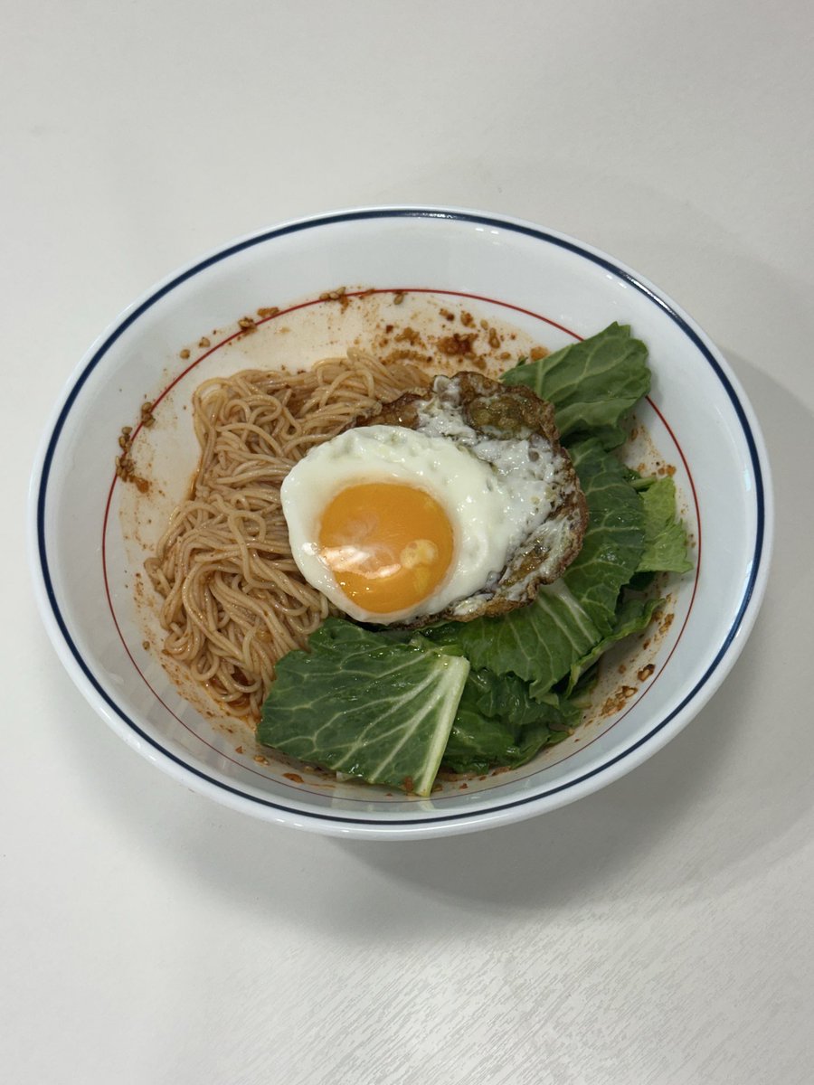 beckyiscooking's tweet photo. 봄동비빔국수예요👩‍🍳

양념장에 소면을 비비고 봄동과 계란후라이를 얹어먹었습니다🤤 https://t.co/cyp9lD0sEA
