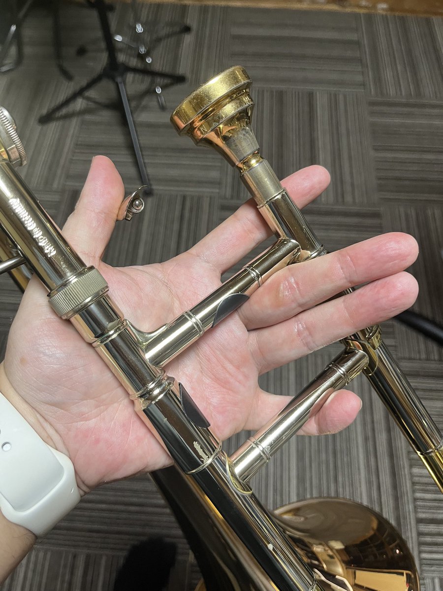 トロンボーンの持つとこに滑り止めシール貼ってみたらすごい持ちやすくなったよ。