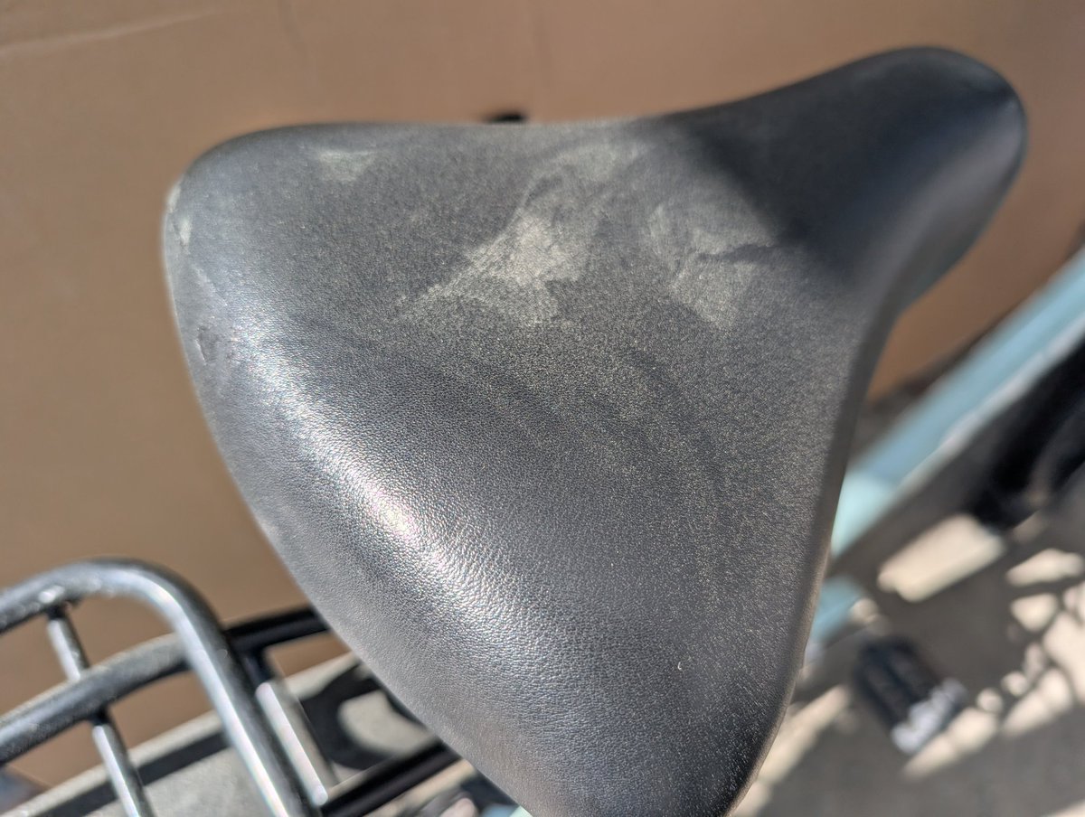 軒下にある貸し用自転車、こんなに粉が? 今年は多いですほんと?