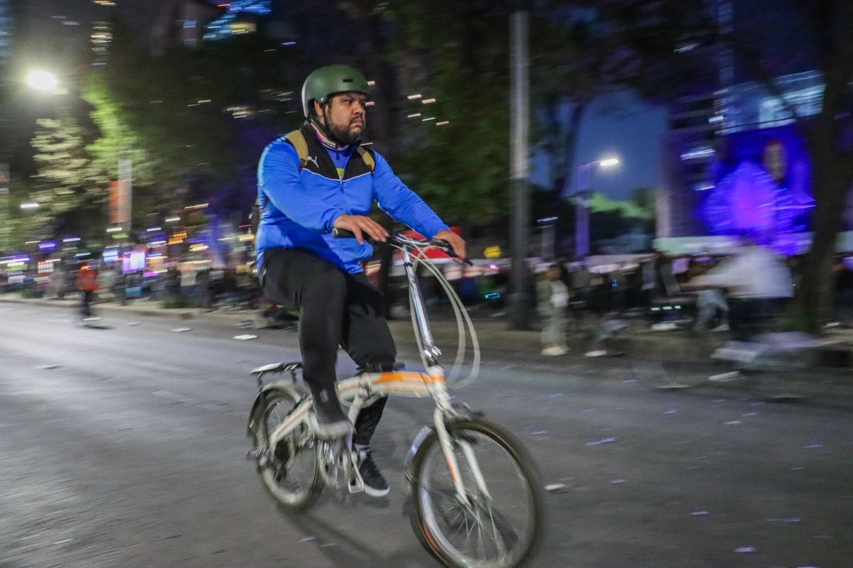 MIBiciCDMX's tweet photo. 🚲🌙 La Noche de #PaseoNocturno se vivió en un ambiente familiar, donde niñas, niños y personas de todas las edades recorrieron la ciudad y disfrutaron de una jornada llena de convivencia y alegría.
¡Gracias por ser parte de esta gran noche! https://t.co/EjXdMA2v2k