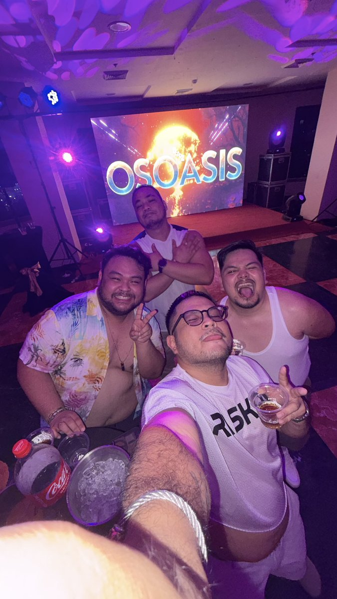 VitaminCee19's tweet image. So muchh love from this folks last night! 
Ganyan pag puro trentahin ang lineup.
Inuna ang kape tapos mag disco sa plaza! Hahahaa! 

@JosefRenz @_JustAnEcho #apollo hahaha!