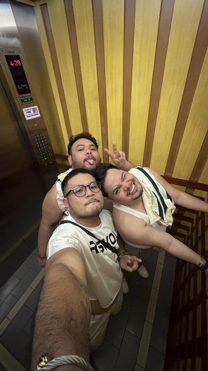 VitaminCee19's tweet image. So muchh love from this folks last night! 
Ganyan pag puro trentahin ang lineup.
Inuna ang kape tapos mag disco sa plaza! Hahahaa! 

@JosefRenz @_JustAnEcho #apollo hahaha!