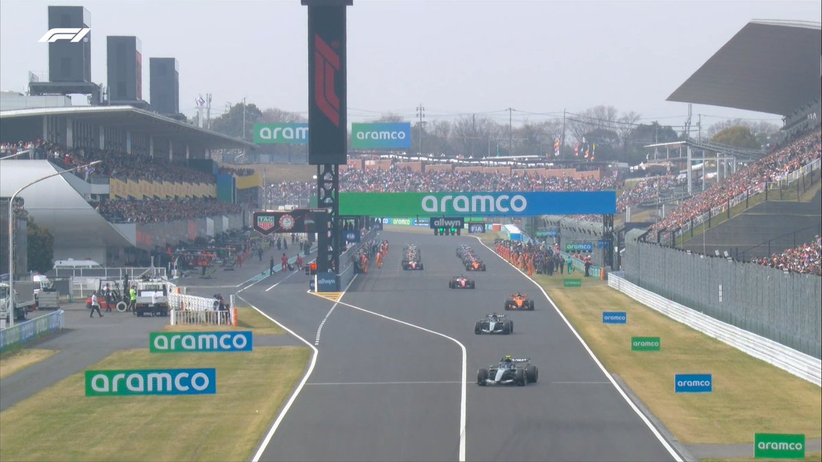 Antonelli leads the drivers off on their formation lap 👉

#F1 #JapaneseGP