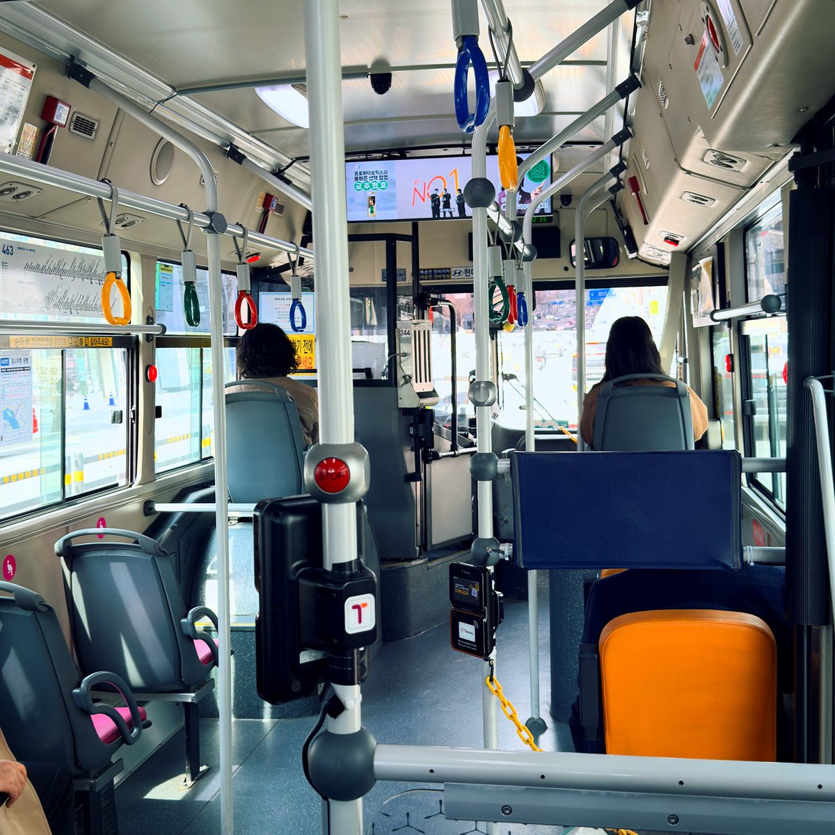 越来越喜欢在语言不通的地方旅行了。一点点🤏“迷失感”其实是一种极大的自由——我不需要扮演社会角色，不需要进行无效社交，只是作为一个纯粹的观察者存在。

在这种环境下，人的感官会变得异常敏锐，我会开始关注一些平时被忽略的细节：