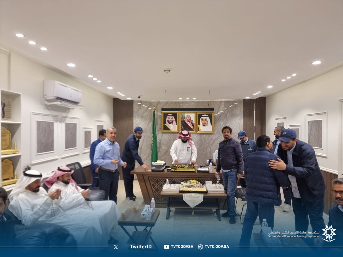 tvtc_m_taif's tweet photo. معايدة💐
هنأ مدير المعهد الصناعي الثانوي بالطائف المهندس صالح الزهراني الاخوة المدربين والاداريين بعيد الفطر المبارك وعودة التدريب

#التدريب_التقني|#TVTC_MAKKAH https://t.co/5O8eO3Jw0N