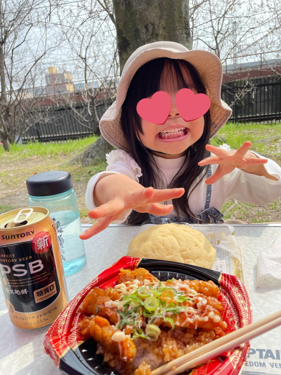 ohigu0215's tweet photo. 超簡易花見。が、桜微妙で電車見に🚃((ほんとは塩タン丼が良かったけど娘も食べるかもと鶏天丼🙃))。日光アレルギーなのでテント必須⛺️花粉症悪化しないかな。 https://t.co/9yOUXi6Pyt