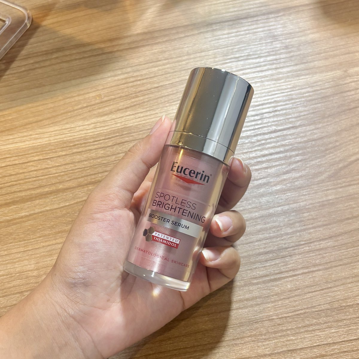jaoloukchin's tweet photo. ขอมาป้ายยาเซรั่มที่ใช้ช่วงนี้แล้วชอบมาก
Eucerin Booster Serum ลองใช้แล้วรู้สึกว่า ผิวดูใสขึ้น พวกฝ้าแดด รอยดำดูจางลงไวขึ้น แล้วเป็นเซรั่มที่คนรีวิวเยอะมาก เพราะมีไทอามิดอล สารไบรท์เทนนิ่งที่แพทย์บอกว่าดีที่สุดแล้วตอนนี้ ชอบที่เนื้อบาง ซึมเร็ว ไม่เหนอะ หลังใช้หน้าดูไบรท์ขึ้นจริง ผิวดูเนียนขึ้นด้วย ตัวนี้เป็นอีกตัวที่รู้สึกว่า ช่วยเรื่องลดฝ้า ลดรอยดำได้ดีจริง