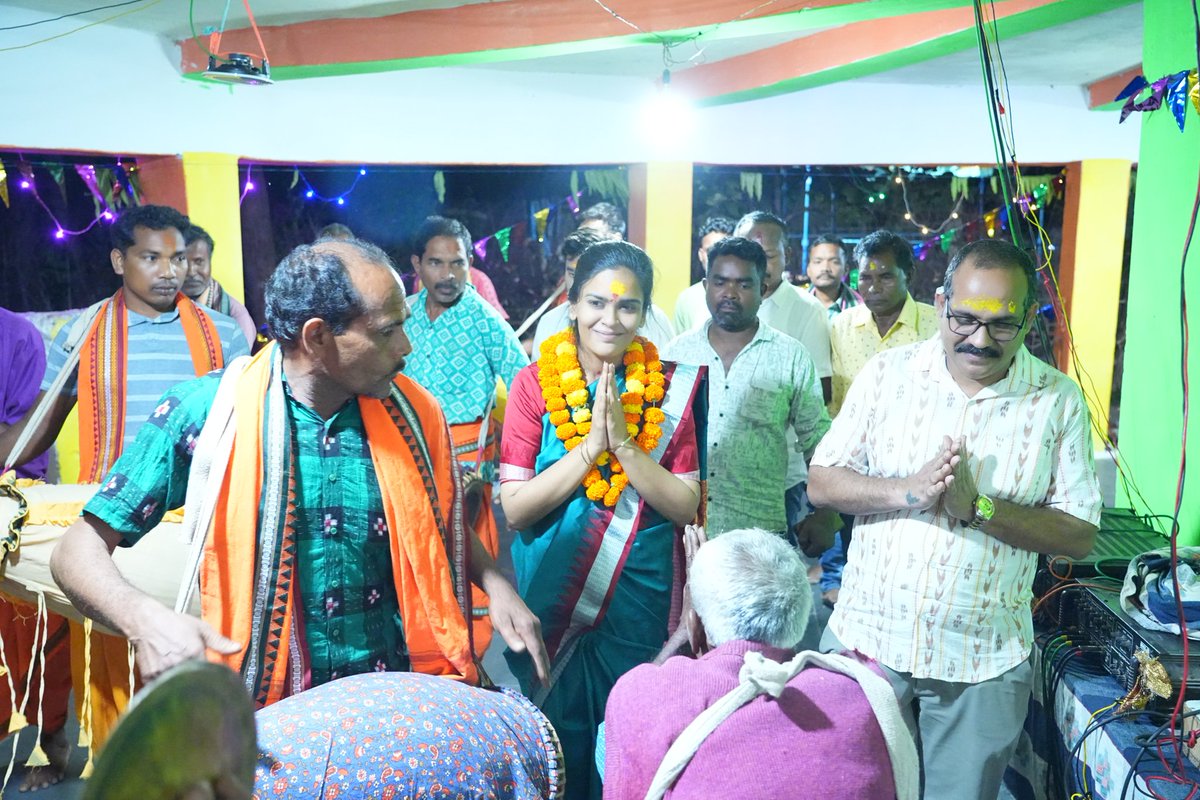 deepalidas95's tweet image. ଝାରସୁଗୁଡ଼ା ଜିଲ୍ଲା କୋଲାବିରା ବ୍ଲକ ଅନ୍ତର୍ଗତ ତରେଇକେଲାଠାରେ ଆୟୋଜିତ ପବିତ୍ର ଶ୍ରୀରାମ ନବମୀ ଉତ୍ସବରେ ଯୋଗଦେଲି। ଏହି ଭକ୍ତିମୟ ଉତ୍ସବ ଏକ ସୁନ୍ଦର ସାମାଜିକ ଓ ସାଂସ୍କୃତିକ ସମନ୍ୱୟର ପରିବେଶ ସୃଷ୍ଟି କରିଥିଲା। ପ୍ରଭୁ ଶ୍ରୀରାମଙ୍କ କରୁଣା ଗ୍ରାମବାସୀଙ୍କ ଉପରେ ସଦା ରହିଥାଉ। #ramnavami