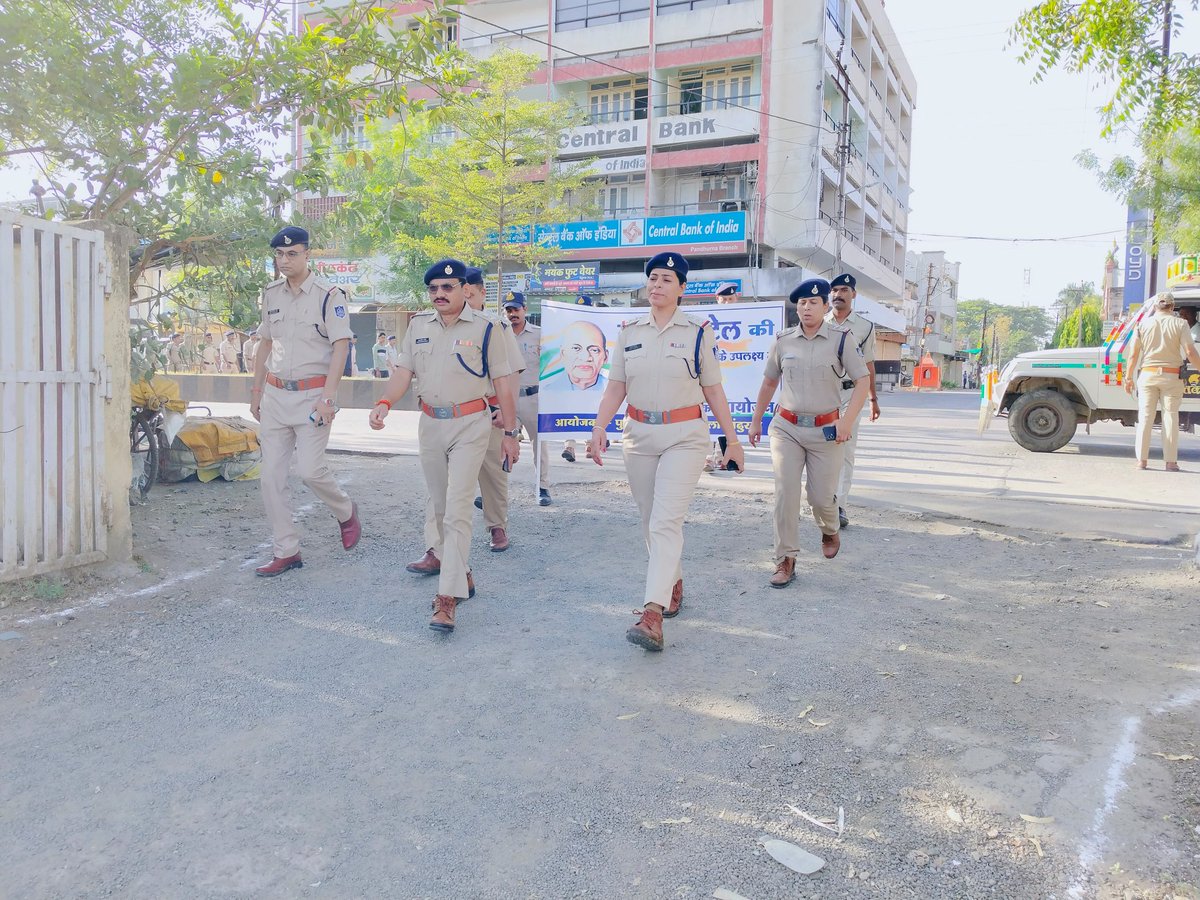 SpPandhurna's tweet photo. सरदार पटेल की 150वी जयंती के अवसर पर पुलिस अधीक्षक जिला पांढुर्णा के द्वारा पैदल रैली को हरी झंड़ी दिखाकर पुलिस लाईन पांढुर्णा से शहर में भ्रमण किया गया। https://t.co/kKLTnJJm61