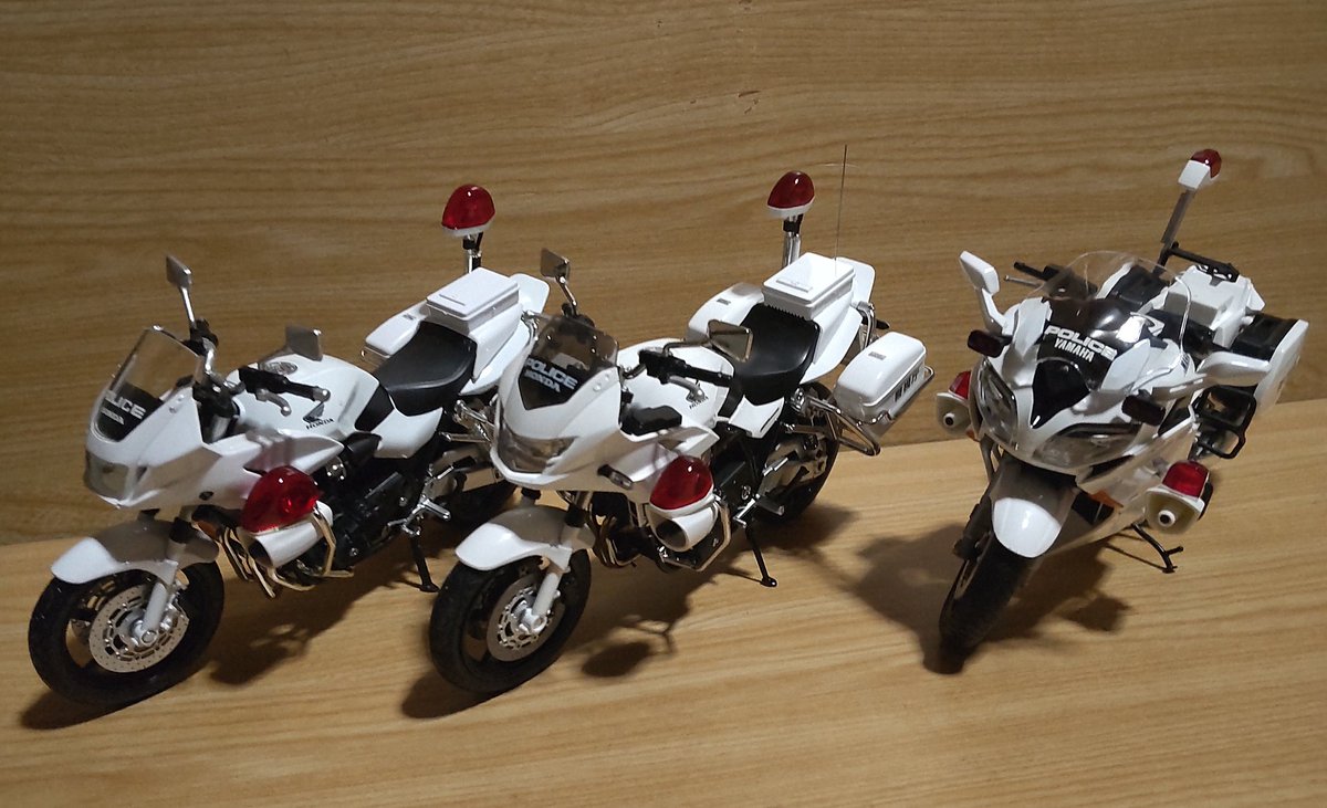 bIGdECLAhzMm4bg's tweet image. 警察関係者向けに物販をしている団体が、発売したCB1300Pミニカー。箱を見たら、製作が警察車両ミニカーで有名なあの会社。アンテナも付いてリアルに仕上がってます。以前発売されたアオシマ製白バイモデルと並べて撮影。ちなみに一般販売していないので、購入に苦労しました。
#CB1300P
#白バイ