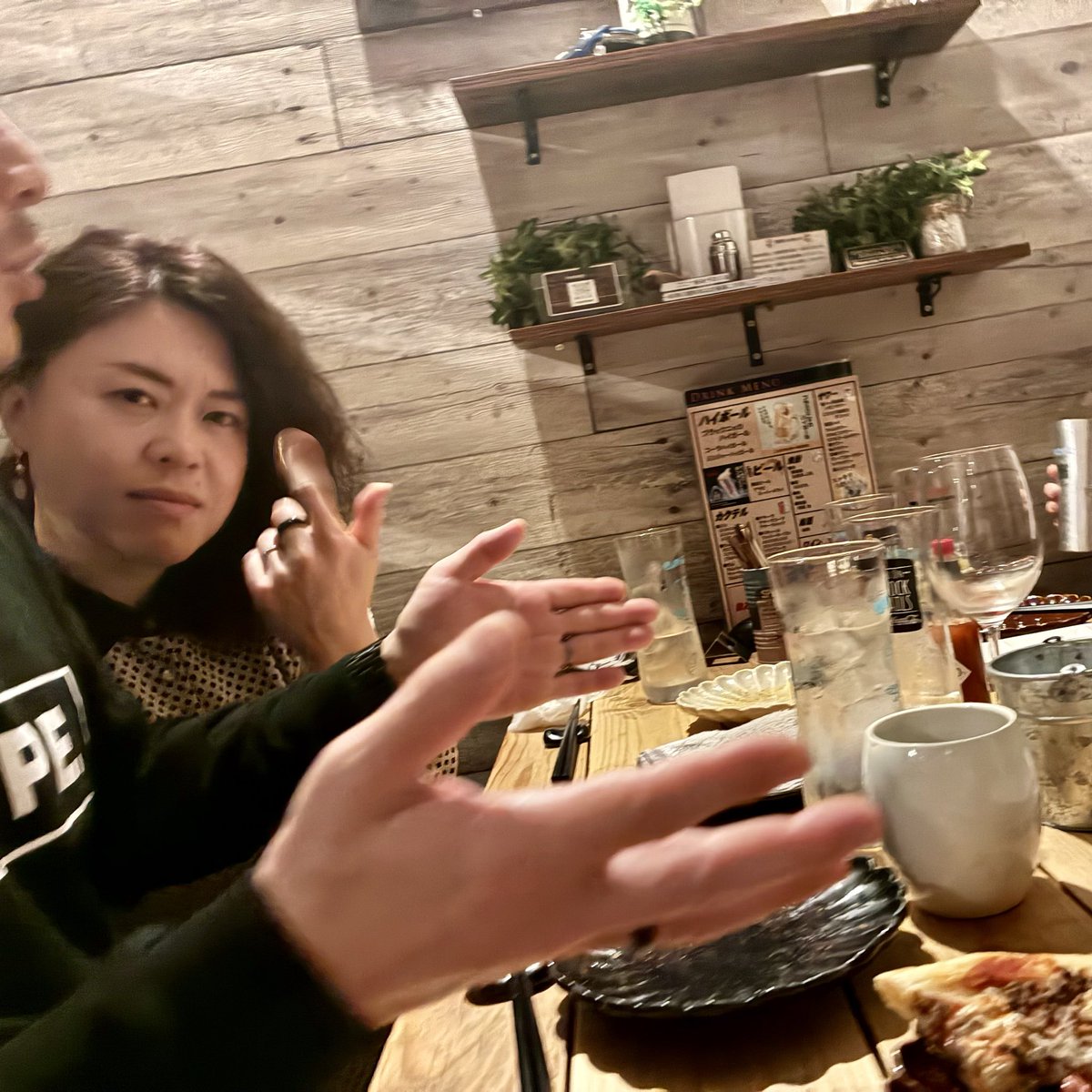昨日の飲み会で、
「花見で賑わう公園を1人で歩いてたらね。
（夫はこんな素敵な季節に生まれたんやね。）
って、嬉しくなった瞬間、
（先立たれたら、私は桜を見るたびに思い出すのか）
って悲しくなった。」
と話したら、
「情緒が忙しいッ！」と友人たちに言われました🤣
マジックも大成功でした！