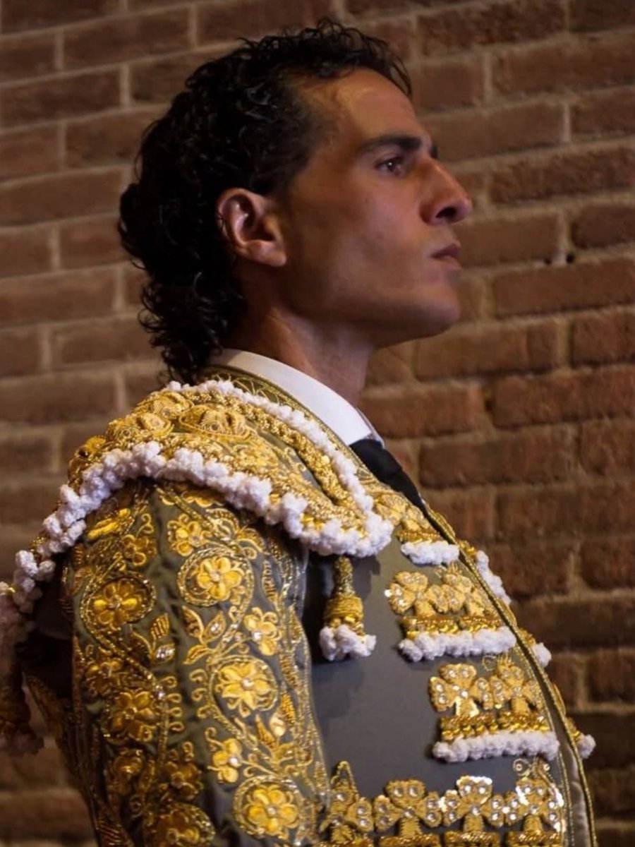 beatrice_marge's tweet photo. Tal día como hoy en Las Ventas el 29 de marzo de 2015

Domingo de Ramos 🌿 

🗡️ Iván Fandiño solo frente a su destino.
"Vengo para quedarme y por mucho tiempo."

Que Dios te tenga en la gloria donde la mayoría de los mortales sueñan estar y jamás podrán...

#EternoFandiño🦁 https://t.co/B1FKeUEDXs