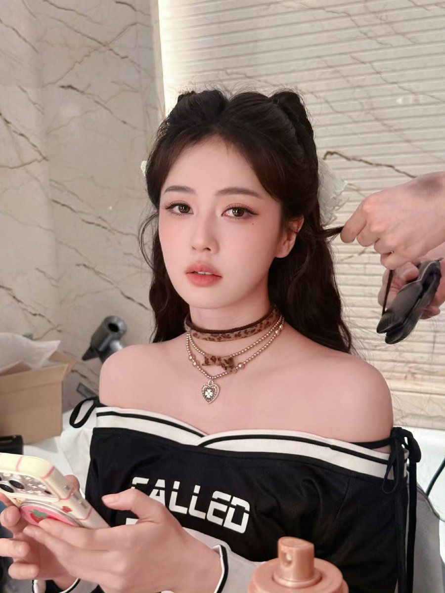 Just bailu being a real life cat 🐈‍⬛️