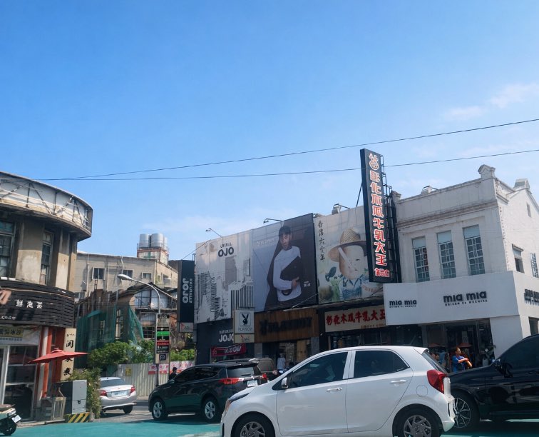 SmallSexyCat's tweet photo. 有些味道
會把人拉回某個時間點

不用多想
一喝就知道是「那時候」

但我最愛的不是木瓜牛奶，大家呢？

#彰化美食 https://t.co/JCvhRZCsBm