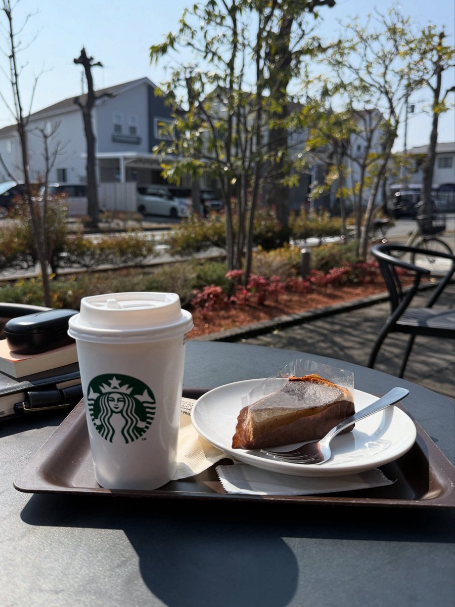 maebashigoeson's tweet image. 昨日、粗編が終わり尺が出る
担当している番組にしては、ロケ前の先方との台本のキャッチボールがしっかりできたので尺に余裕がある
今日は余裕ある尺をどの様に使い、伝わりやすくなるかを、コーヒーを飲みながら余裕を持って考え中 
#tvprogram #editing #cafe #映像の仕事 #ぐっんま