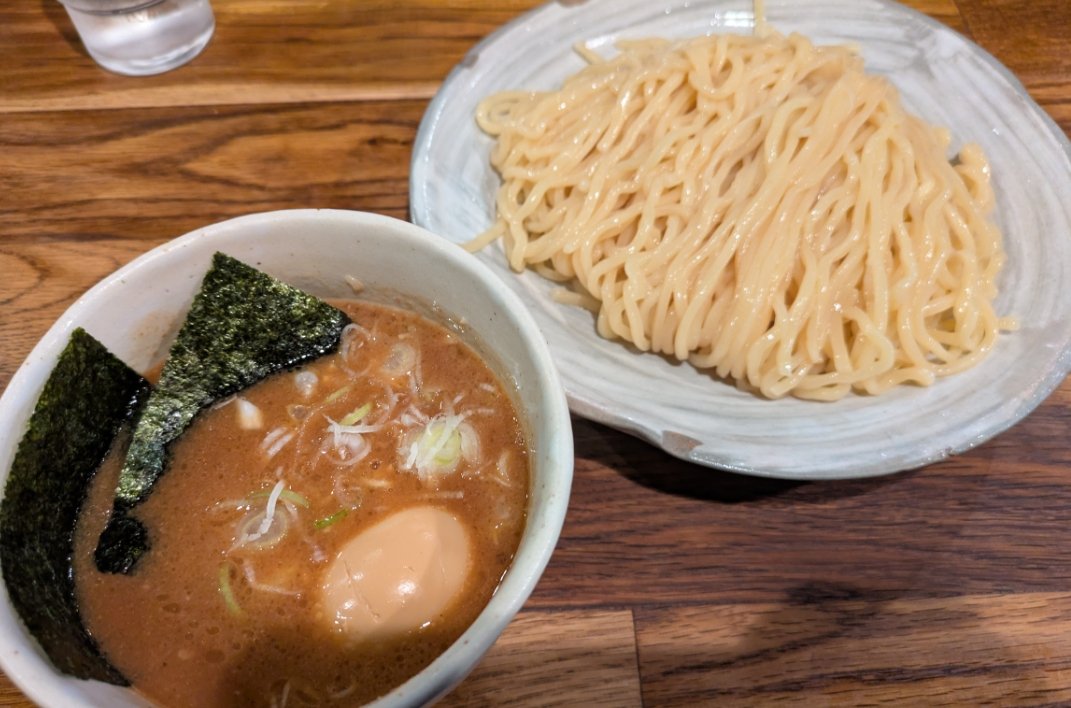 風雲児　新宿
特製つけめん
十数年ぶりにいったけど相変わらずの美味しさでした！
奥の壁に並んでいくスタイルは昔と変わらなかった笑