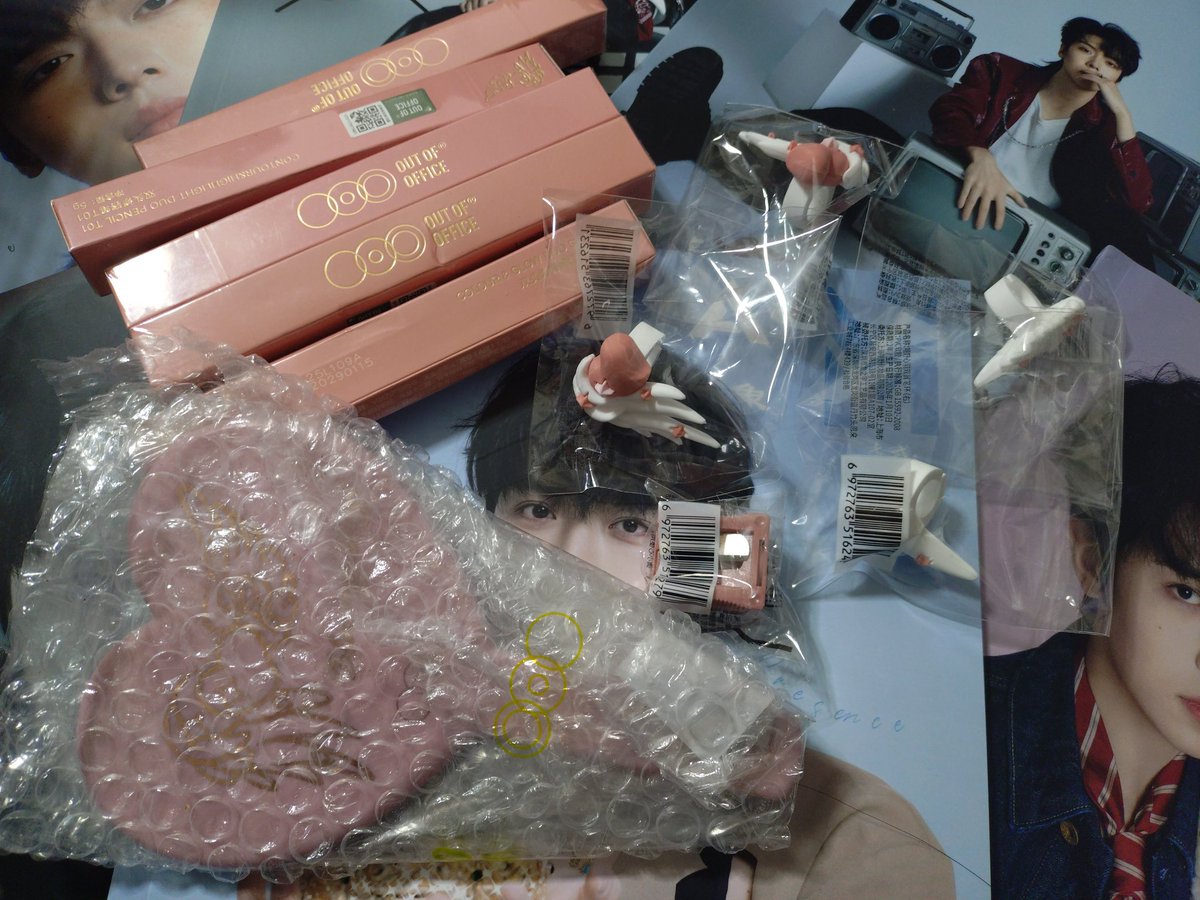 e7🏎️🏁🐯🦈☁️ tweet media