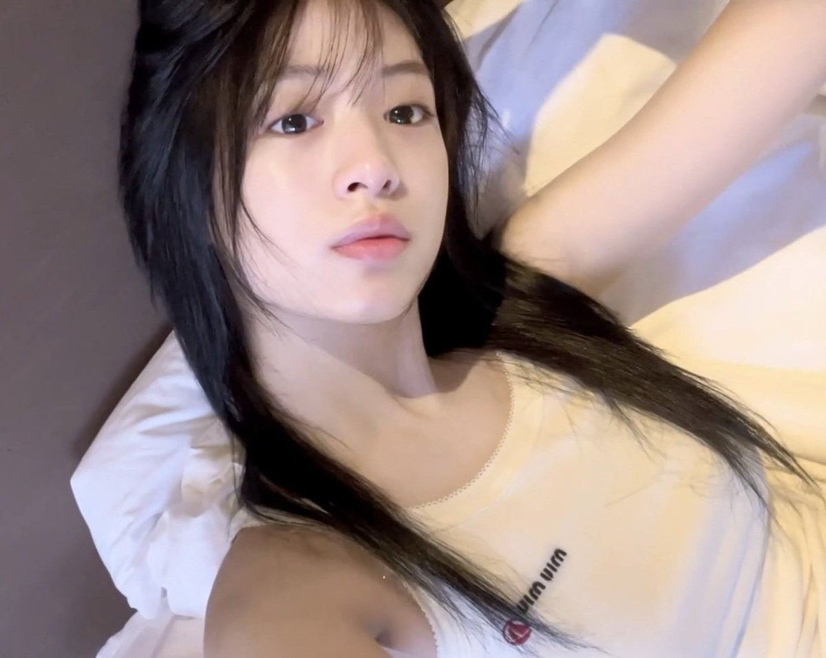 baemoniedle's tweet photo. 자기피셜 생얼에 자신없다는 정아현 생얼좀 보라고..자신감에 어깨솟아도 모자랄 생얼이잔아 https://t.co/7T99QkZWML