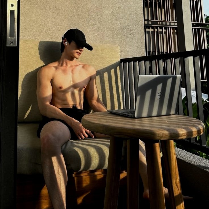 syntaxcio's tweet photo. tangina ang init https://t.co/klnoga1OCv