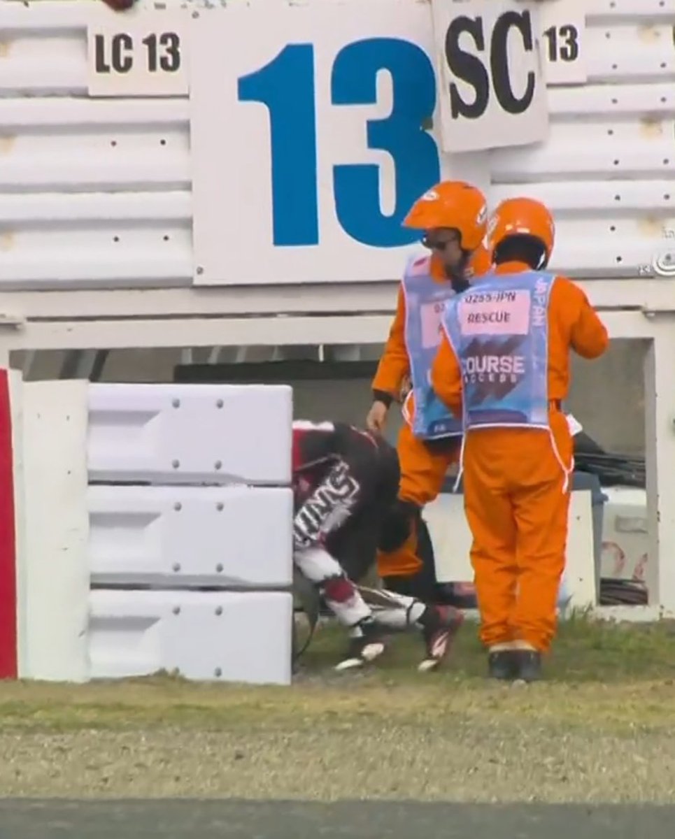 FormulaWorldita's tweet photo. Ollie struggled to walk properly after his crash. He was hurt to his right ankle.

#f1 #JapaneseGP https://t.co/iydeom4wYT