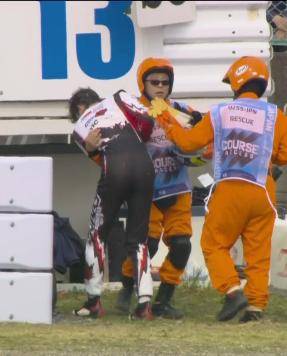 FormulaWorldita's tweet photo. Ollie struggled to walk properly after his crash. He was hurt to his right ankle.

#f1 #JapaneseGP https://t.co/iydeom4wYT