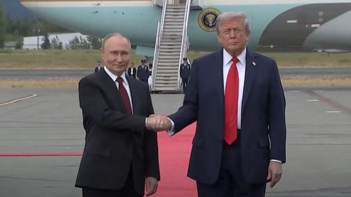 los_mykolas's tweet photo. A hare is hopping through the forest, passes by a bear's den, and suddenly hears some loud slurping and smacking sounds coming from inside. He peeks in, screams in horror, and takes off running. Out of the den crawl Putin and Trump, and they start chasing the hare.
⬇️1/3 https://t.co/Xsb7pD8HjS