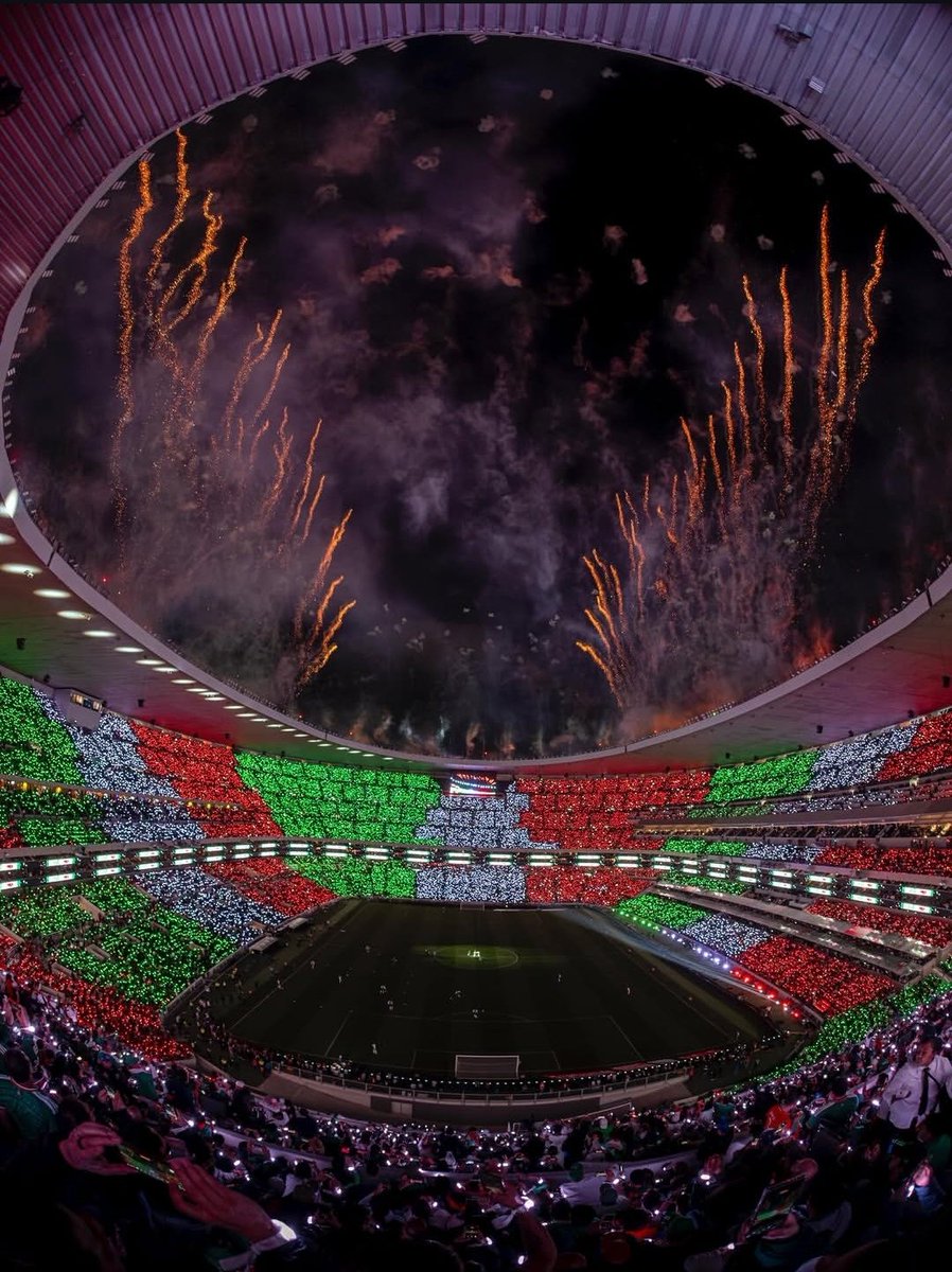 La reinauguración del Estadio Azteca en general bien pero aún con detalles. De lo mejor: el sonido y la iluminación, de lo peor: los baños y el wifi.
El ambiente...casi mundialista pero también con detalles: no entendí los abucheos al TRI y los olés en contra. 
Mucho que mejorar.