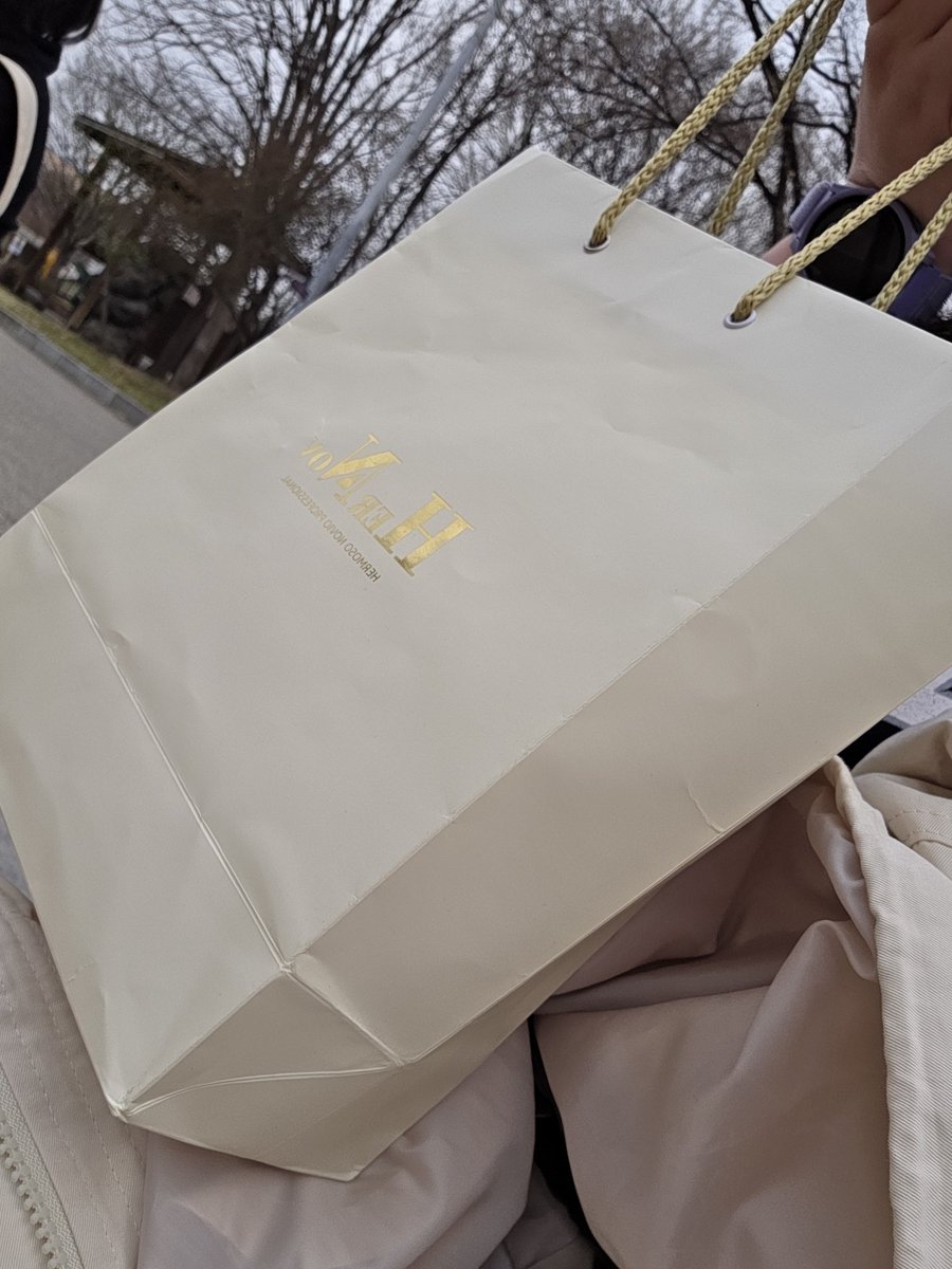 yuinfiyu's tweet photo. 3시 30분에 여기서 나눔 시작합니다!!! 
티켓도 원하시는 분은 말씀해 주시면 같이 드려요! 

검은색 후드티에 마스크 쓰고 있습니당😆 https://t.co/NBauuG9qNT