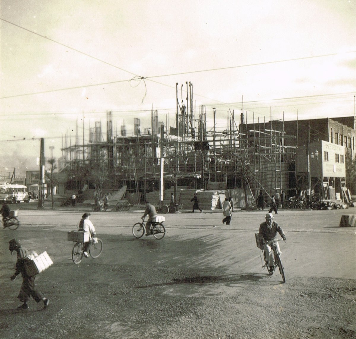 とみさわ tweet media