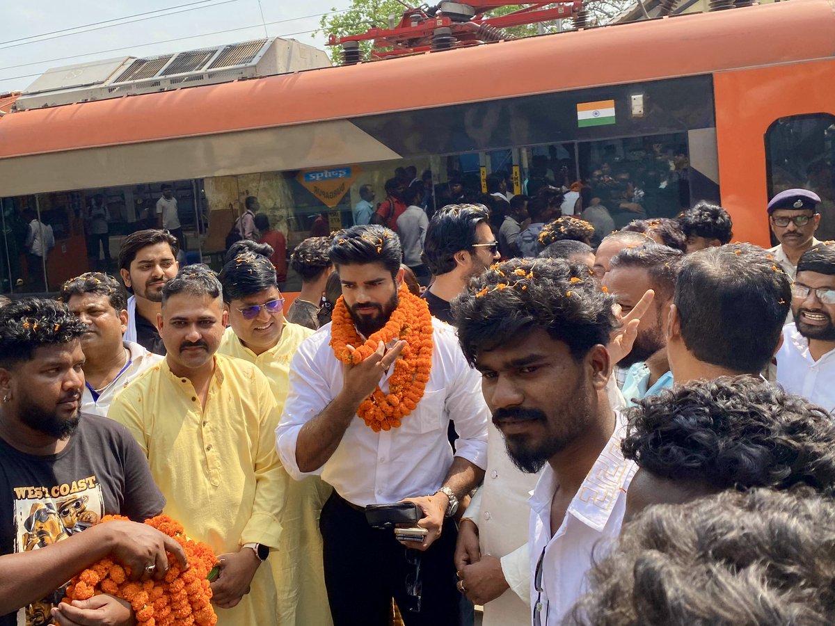 princerajpaswan's tweet photo. दुर्गापुर, पश्चिम बंगाल आगमन पर दलित सेना एवं रालोजपा के कार्यकर्ताओं ने उत्साहवर्धक अभिवादन किया ! https://t.co/KwjYWQpGNU
