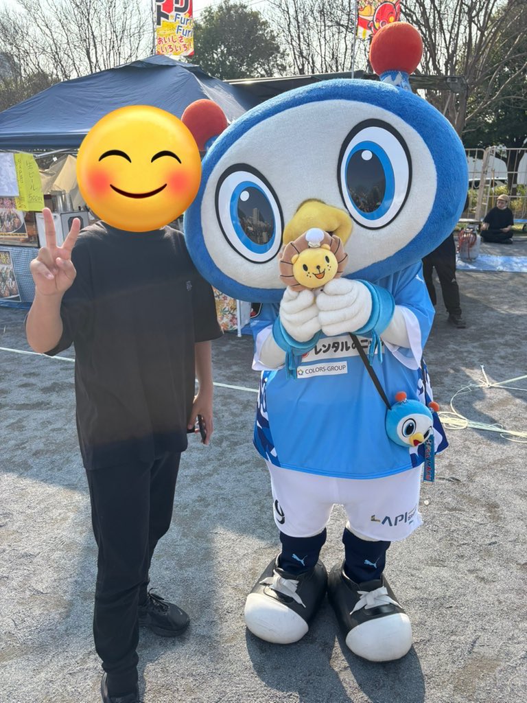 東戸塚のふれあいさくら祭りに来てくれたフリ丸
さくらはもうちょいだったけれど、
会えて嬉しかった🤭

いまは買い食いしながら、ちびっこ達に囲まれている

息子は、じゃんけん大会全力らしいが、我が家の最弱王だからなぁ🙄