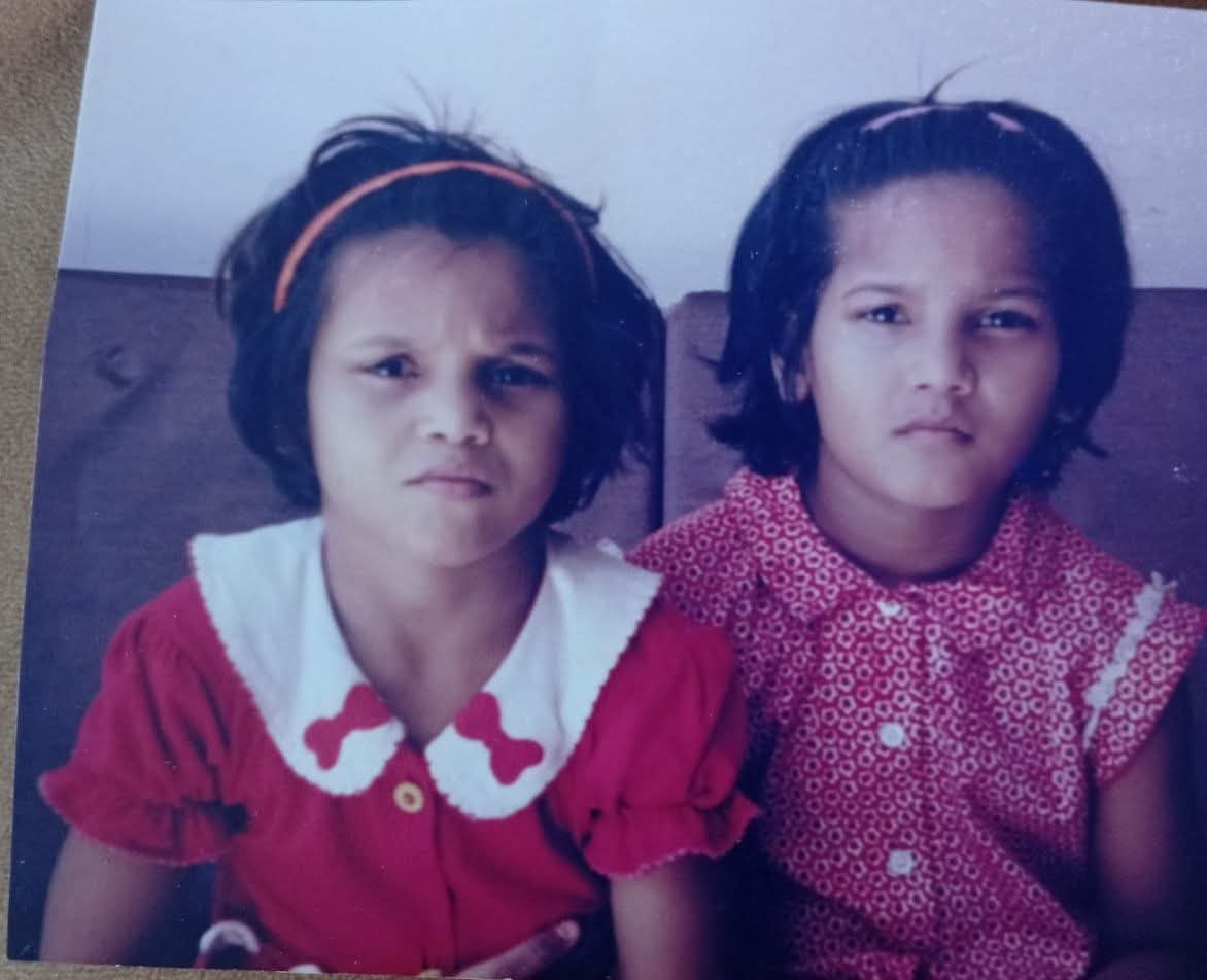 ان دو بہنوں کے نام صائمہ اور منیرہ ہے۔
صائمہ نے گزشتہ روز رابطہ کرکے بتایا کہ سال دوہزار پانچ میں انکے والدین کی آپس میں ناراضگی ہوئی،آئے روز لڑائی جھگڑے ہوا کرتے تھے۔ ایک دن ماں ہمیں ساتھ لیکر گھر سے نکل گئی اور  شیلٹر میں ہمیں ڈال کر خود چلی گئی۔ 
صائمہ کے والد کو اس بات کا علم