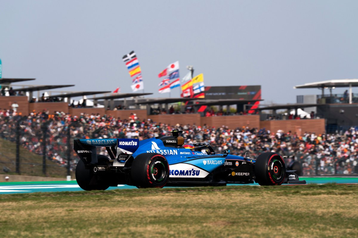 PressRacing's tweet photo. Viendo la carrera de @f1 de hoy hay varias cosas que se  nos ocultan y serían importantes. Las radios del ingeniero al piloto, para ver quién "pilota" el coche en la distancia y las on board de los sitios míticos como la 130R, que tan famosa se hizo con @alo_oficial y Schumacher. Cuando se oculta algo es que no están convencidos ni contentos con el espectáculo que ofrecen. Muchos adelantamientos de "mentira", pero es lo que hay.