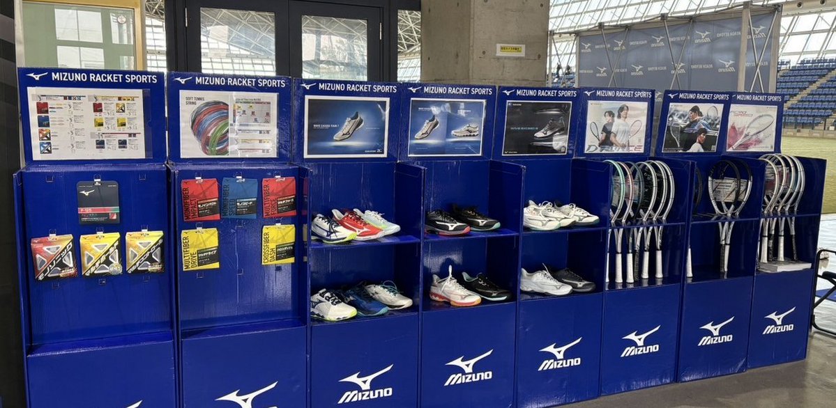 MIZUNO_S_TENNIS's tweet image. 〜第11回全国ミズノカップジュニア選抜ソフトテニス選手権大会〜

jpn.mizuno.com/softtennis/new…

本日、女子個人戦が行われている四日市ドームでは新製品の展示・シューズの試し履きを実施中🔥 
明日の男子団体でも実施予定ですので是非皆さまご体感ください！

#ミズノ #mizuno
#ミズノソフトテニス
