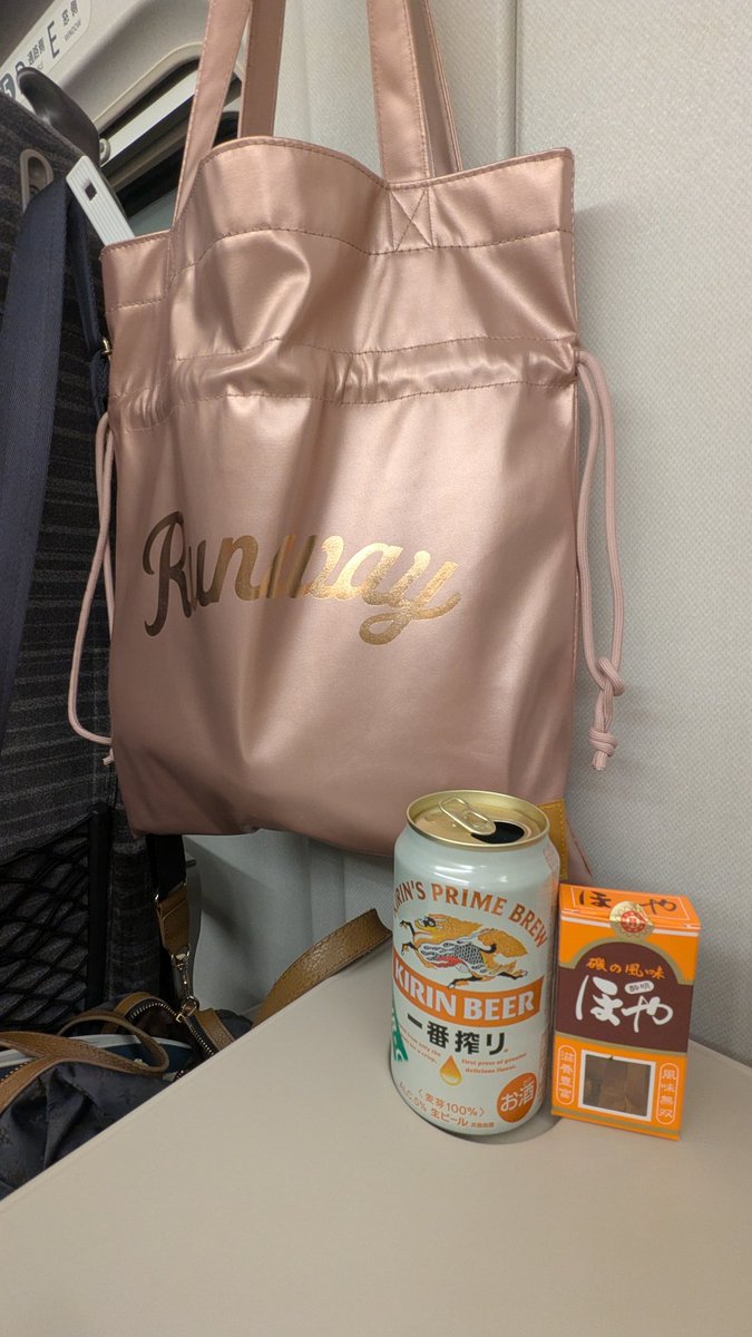 Sugar0237's tweet photo. そろそろ昼公演のレポ流れてきているので、それを読みながらほろ酔いで帰りまーす
今回のツアバ、うちわの柄が出るけど、小ぶりなのでむしろ日常使いができそうで気に入ってる！ https://t.co/MnRVZELHZZ