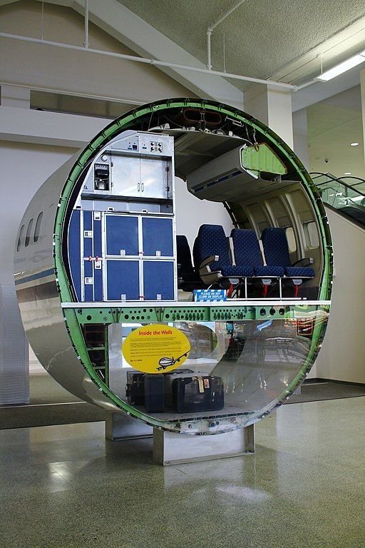 arifmuharram's tweet photo. Pernah naik 737? Perhatikan ada garis ini ga? 
Itu adalah sambungan 2 lingkaran berbeda. Desain cross section ini dimulai di B707 kemudian dibawa ke 727, 737 Jurassic, 737CL, 737NG sampai ke B737MAX.
70 Years old design. 🤣🤣🤣 https://t.co/AOzLT0GZBt