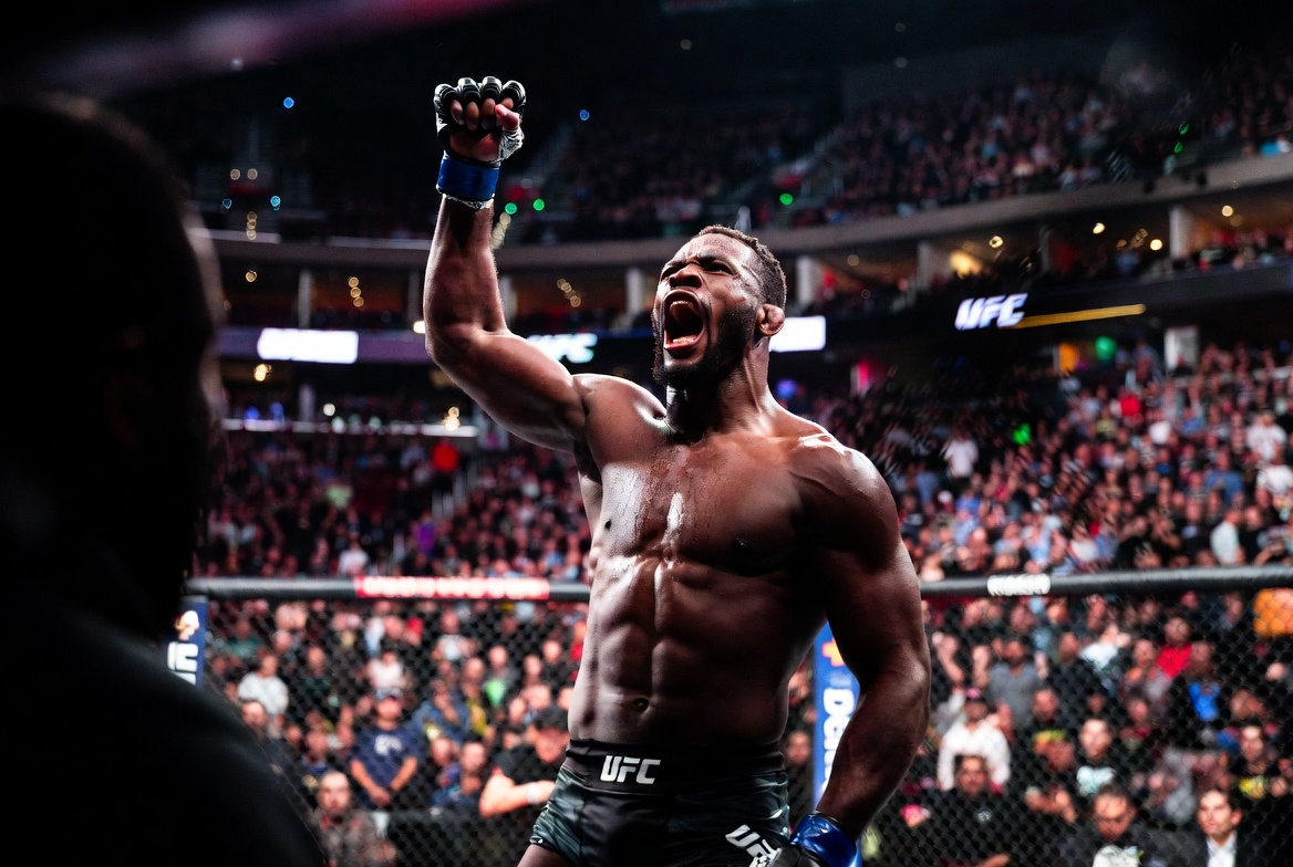 NyxHarrow's tweet image. Israel Adesanya back in the octagon at #UFCSeattle and the man still moves like poetry 

Pyfer gave him work though… who you got winning the next one?

Drop your prediction + tag a fight friend 

#UFCSeattle #Stylebender