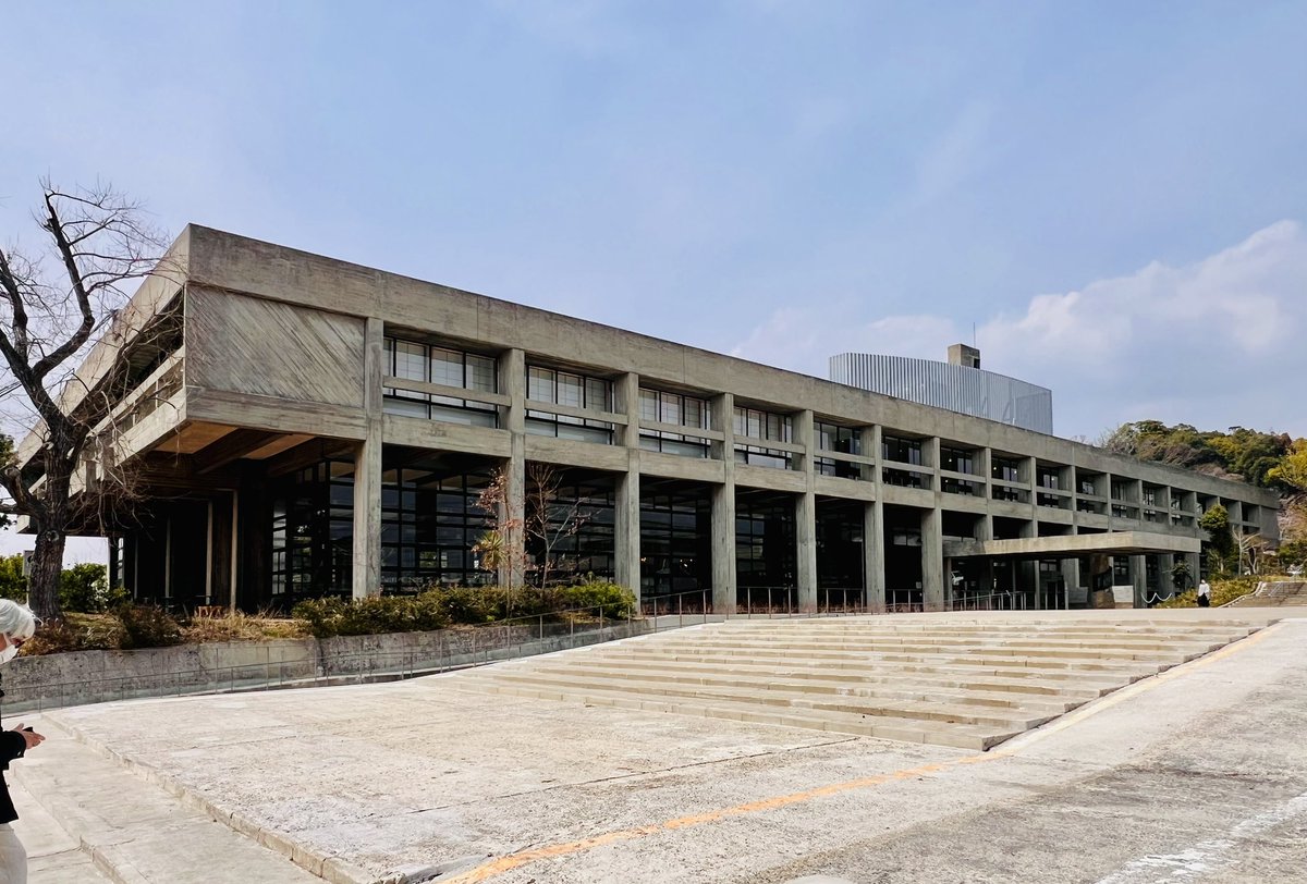 KurakataA's tweet photo. 坂倉準三の「伊賀上野市庁舎」（1964年）MARU。ARCHITECTUREによるリノベーションへ
モダニズムの骨格を、インテリアの領域に入り込める建築家が活性化
村野藤吾の「横浜市庁舎」の成瀬猪熊による改修設計もそこは同じで、1980年生まれ位から、保存再生は新たなステージに入りつつあるのかもしれない https://t.co/smzS4DsbOW