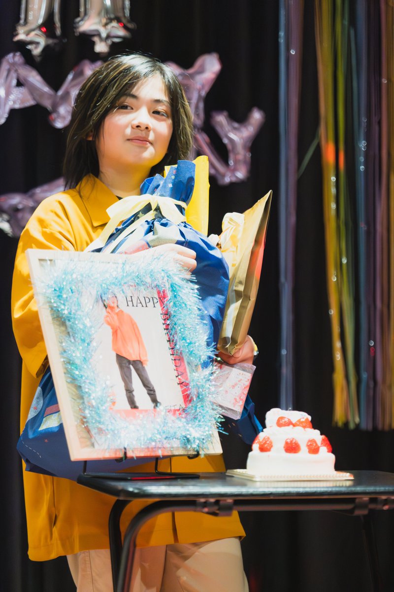 k_youichi_k's tweet photo. 2026.3.29 SEITA生誕祭 No.2

本日の主役‼️
プレゼントをたくさん貰って、照れながらも嬉しそうな表情が印象的でした😊
生誕祭あるあるですが、いつも手に抱えきれない位のプレゼントをもらってます🎁

#LEAPHIGH
#リープハイ
#メンズグループ https://t.co/vl741oyU7M