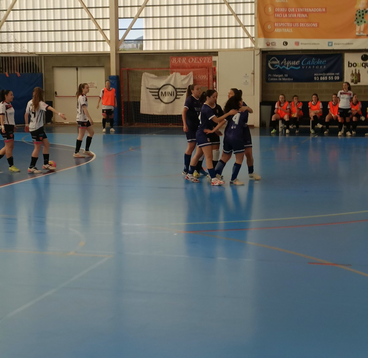 ActFutbolcat's tweet image. #2RFEF #Futsalfem
#FutsalRFEF
Grupo 2 
Jorn. 25
Inició 2o tiempo con ⚽ para ambos equipos
las aragonesas conseguían el 2 a 4 y unos minutos después acaba de recortar distancias el Caldes
15 min para el final 2o tiempo
@CNCaldesFS 3️⃣
@fsfcesaraugusta 4️⃣
@SoloFutSal_
@FutSalRFEF