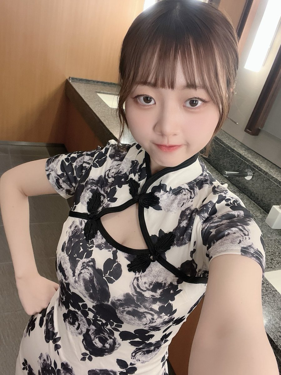 ranru0504's tweet photo. 友達の結婚式❣️
初めて結婚式参加するのですよ
ドレスが準備できずにチャイナでいきました https://t.co/evXk1TRnHP