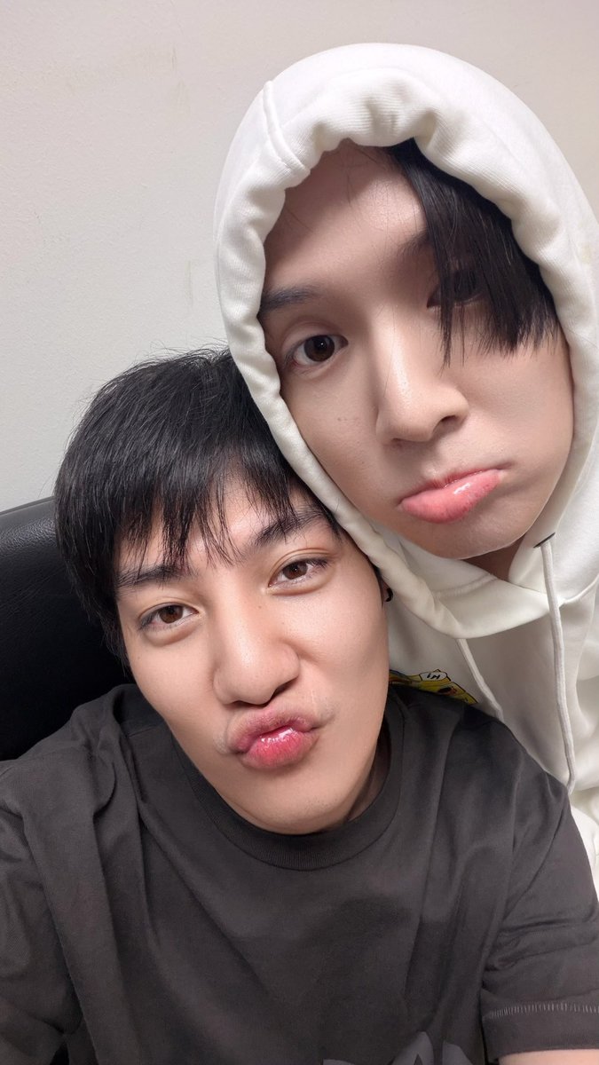 TheCrowClubTH's tweet photo. ชูสองนิ้ว ปากจู๋เพิ่มดาเมจกันหน่อย ✌🏻😙🥸

#ทะเลซัน #SeaSun 🌊🌞
#อีกาสมาคม #TheCrowClub https://t.co/1qsRYdylwJ