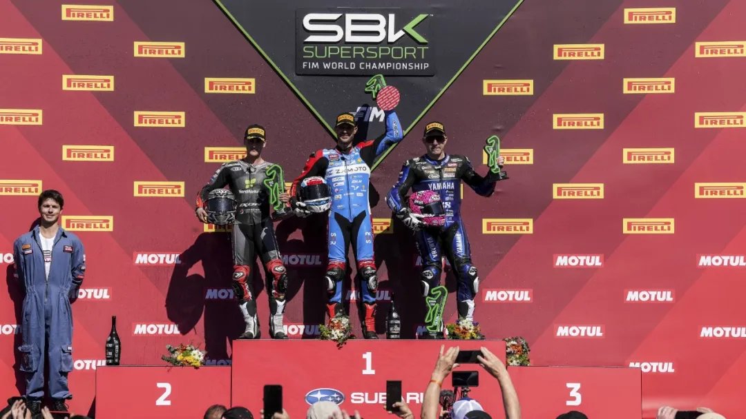 xiuzhouJX's tweet image. History made at the WorldSSP race in Portugal!🏍️ French rider Valentin Debise powered China’s Zhangxue Motor 820RR-RS to its first-ever WorldSSP victory—also marking the first WSBK win for a Chinese motorcycle brand. #WorldSSP #Motorcycleg #MadeInChina #Motor #Sport