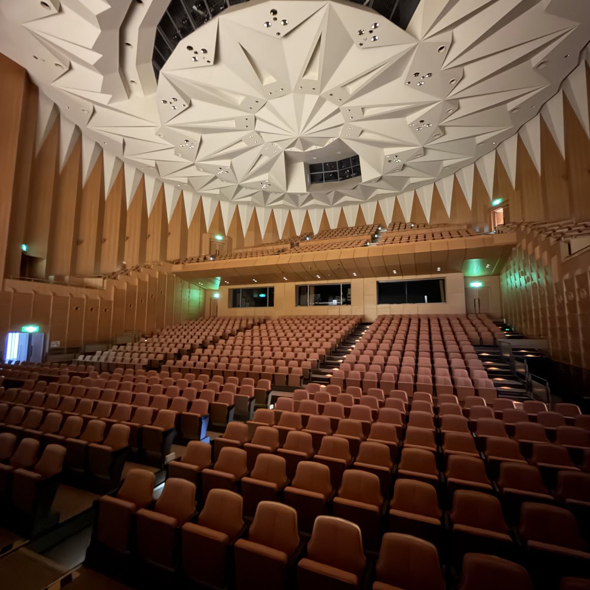 EmiPraparat's tweet photo. アイレックス最後の出勤🥺

文化事業部でのお仕事は、
入社日の司会に始まり
本日の司会で締めくくりました🎤

仲間に恵まれ幸せな２年間でした✨
事業などで携わってくださった皆様も
本当にありがとうございました❤️

次の部署でも自分なりに
フルスロットルで頑張ります！

#丸亀市綾歌総合文化会館 https://t.co/QduIoDtuAE