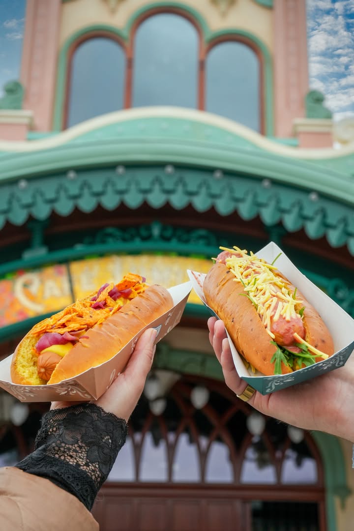 DisneylandParis's tweet image. C’est donc l’heure de manger à Adventure Way 😋 
On commence par quoi ?
#DisneyAdventureWorld #DisneylandParis